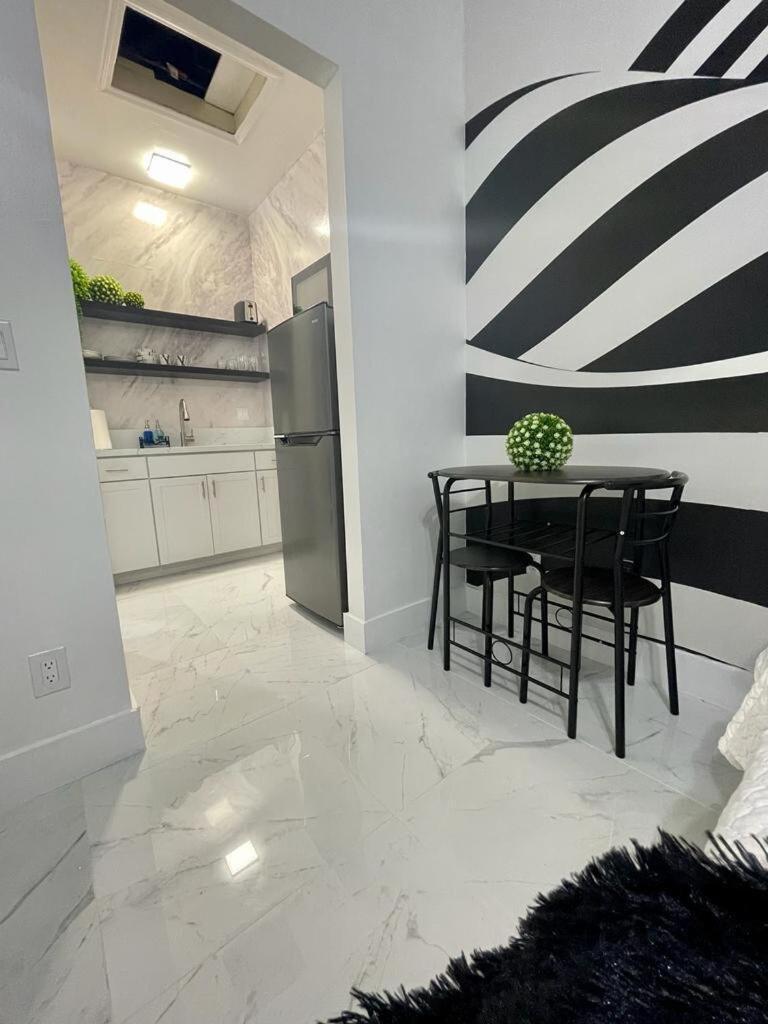 Cozy Studio, Prime Location, Remodeled, 1 Parking West Palm Beach Bagian luar foto