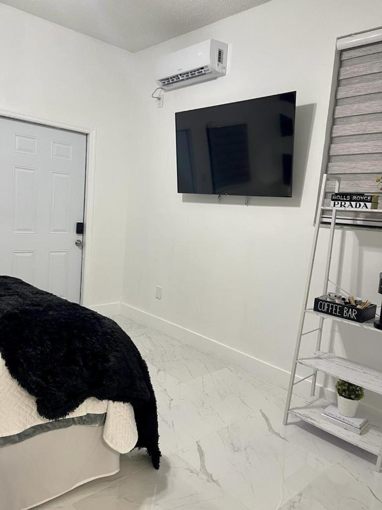 Cozy Studio, Prime Location, Remodeled, 1 Parking West Palm Beach Bagian luar foto