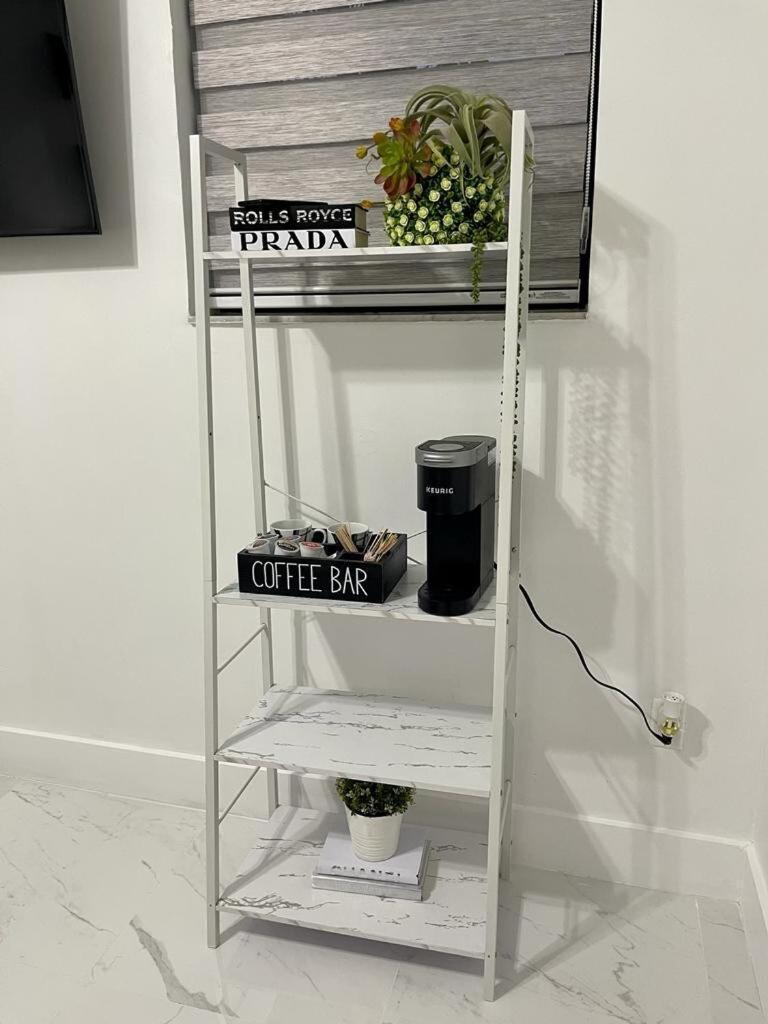Cozy Studio, Prime Location, Remodeled, 1 Parking West Palm Beach Bagian luar foto